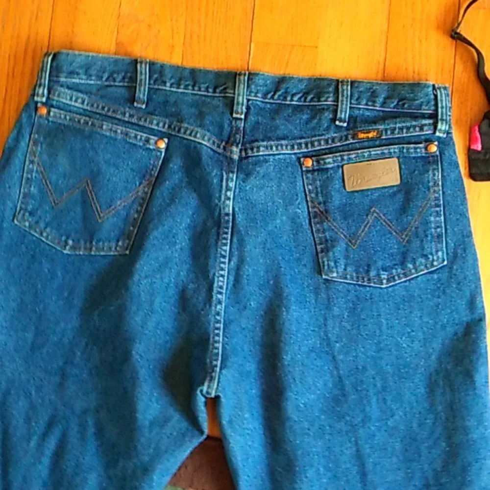 🤠  Wrangler Blue Jeans Denim,  Sz 40 X 34 perhaps NWOT - Picture 11 of 16